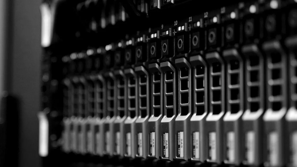 Serverschrank mit Status-LEDs – Managed Services für KMU