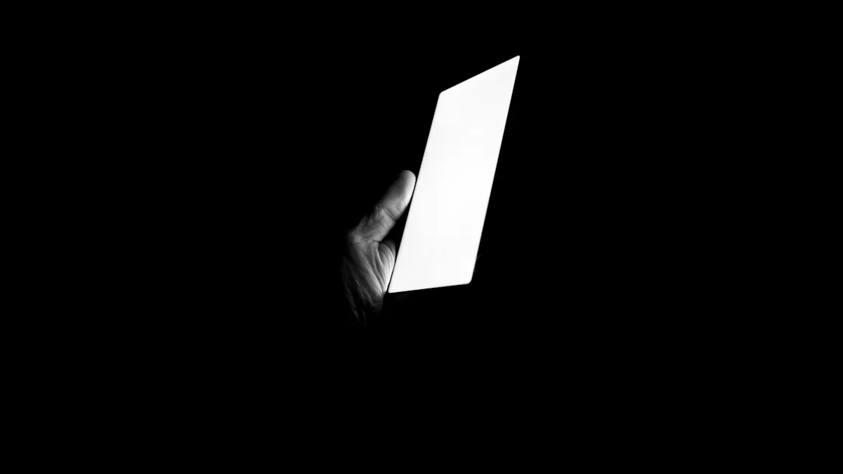 Leuchtendes Smartphone im Dunkeln – Symbolbild für Social-Engineering-Anrufe