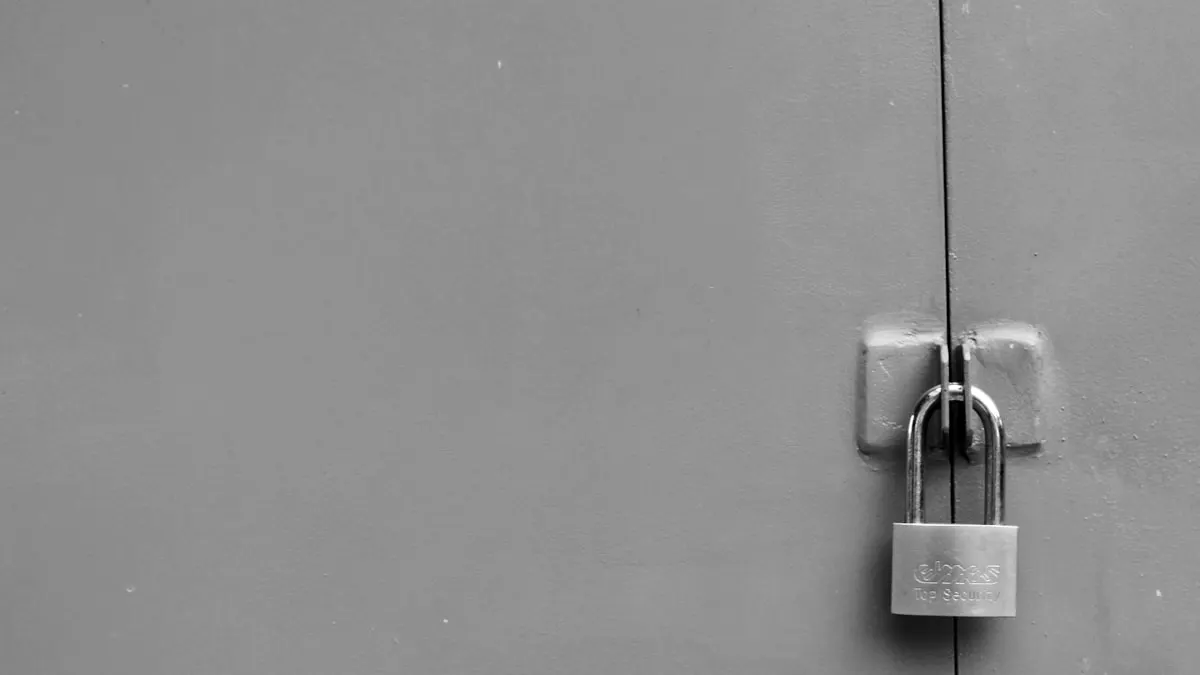 Vorhängeschloss – Symbolbild für Managed Firewall und Netzwerksicherheit