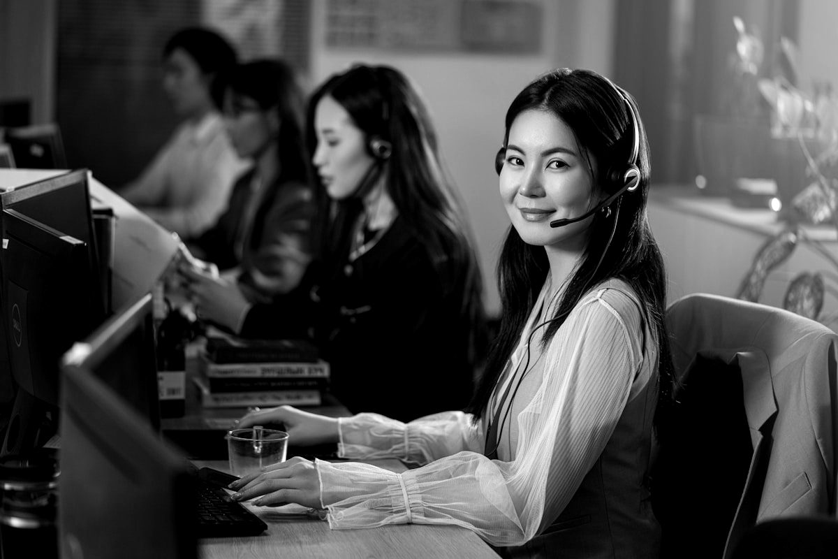 Support-Team mit Headsets am Helpdesk – strukturierter IT-Support