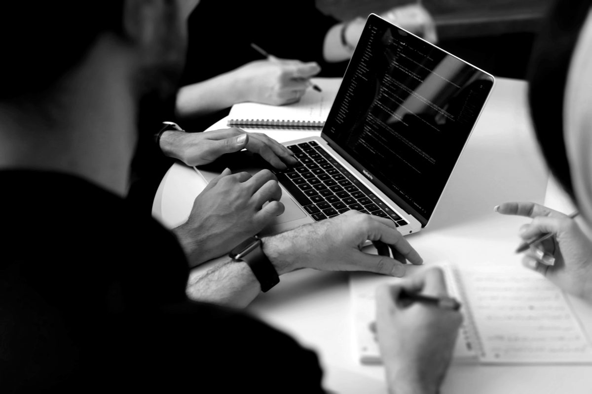 Mitarbeitende bei der Security-Awareness-Schulung gegen Phishing