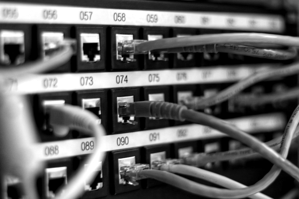Patchpanel im Serverschrank – Managed Firewall mit 24/7-Überwachung
